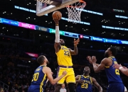 开云平台-比赛看点十足，球员猛烈冲击球门的简单介绍