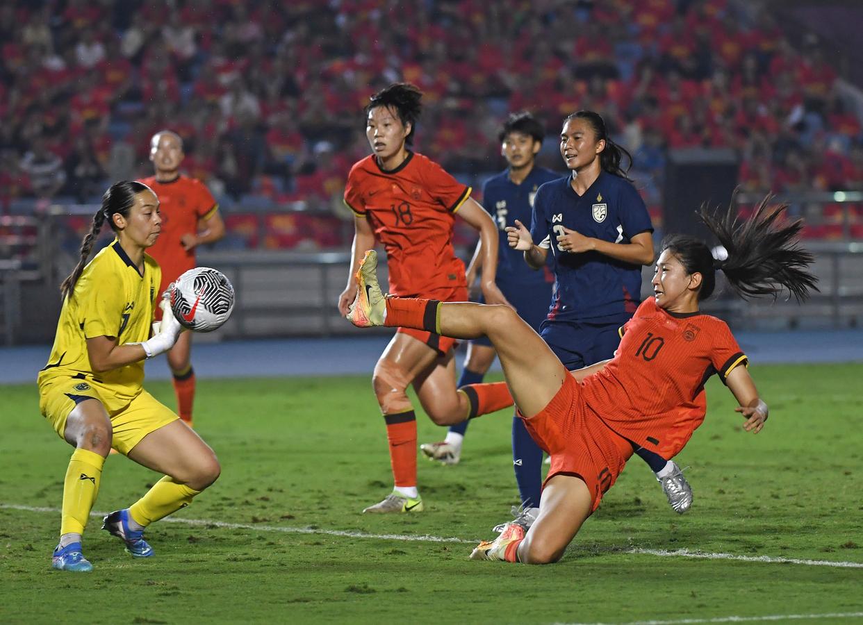 关于中国女足代表团在国外比赛中取得优异成绩的信息