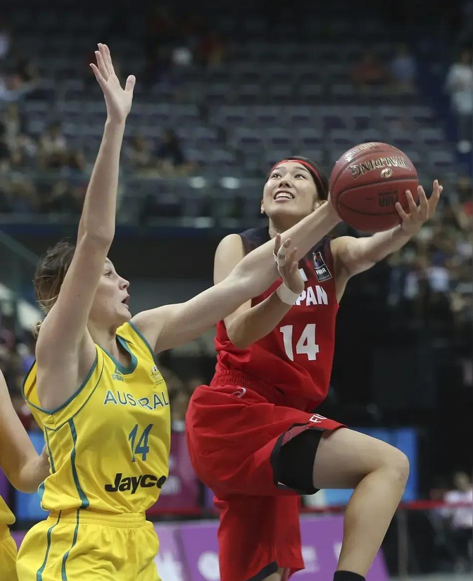 澳大利亚女篮夺冠，引发球迷狂欢