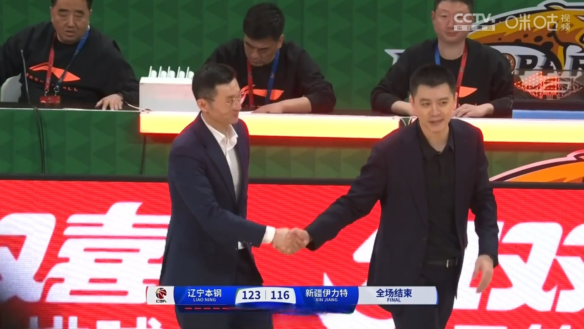 新疆男篮与山东队交手，西部领袖之争