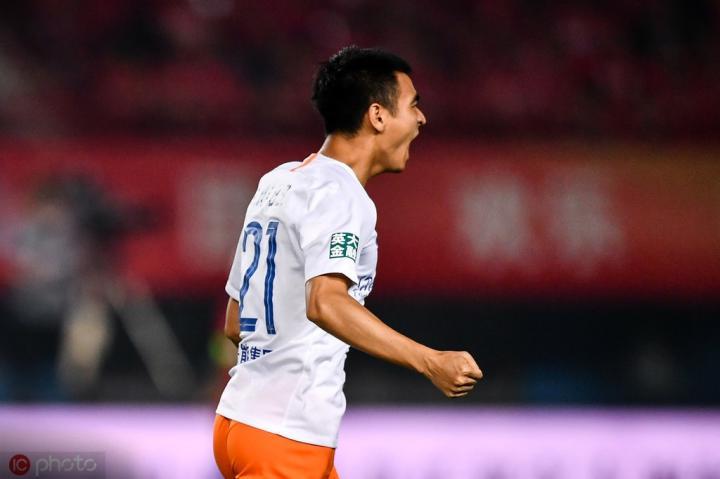 前锋破门得分，为球队赢来三分胜利