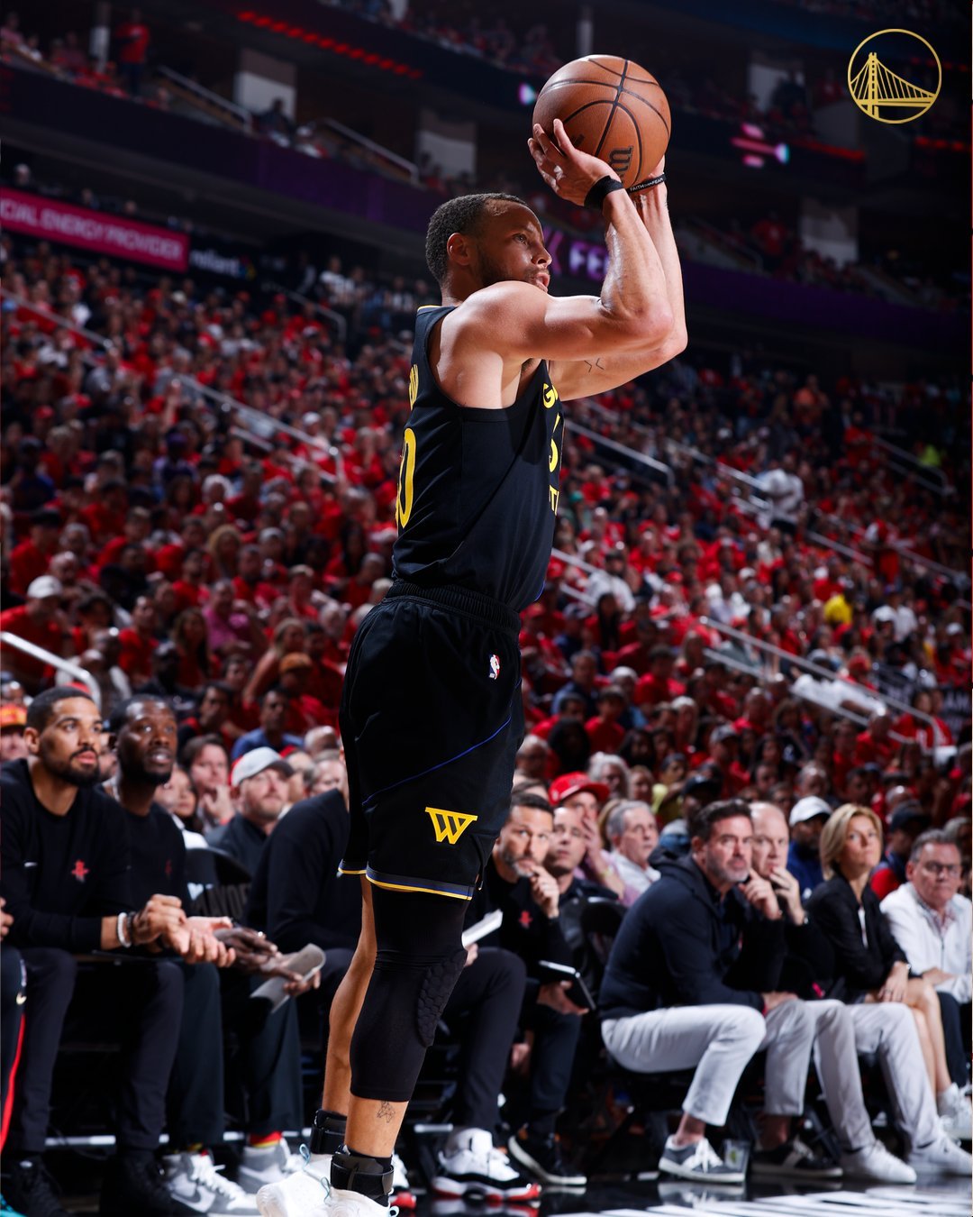 勇士力克四川队，库里点燃赛场