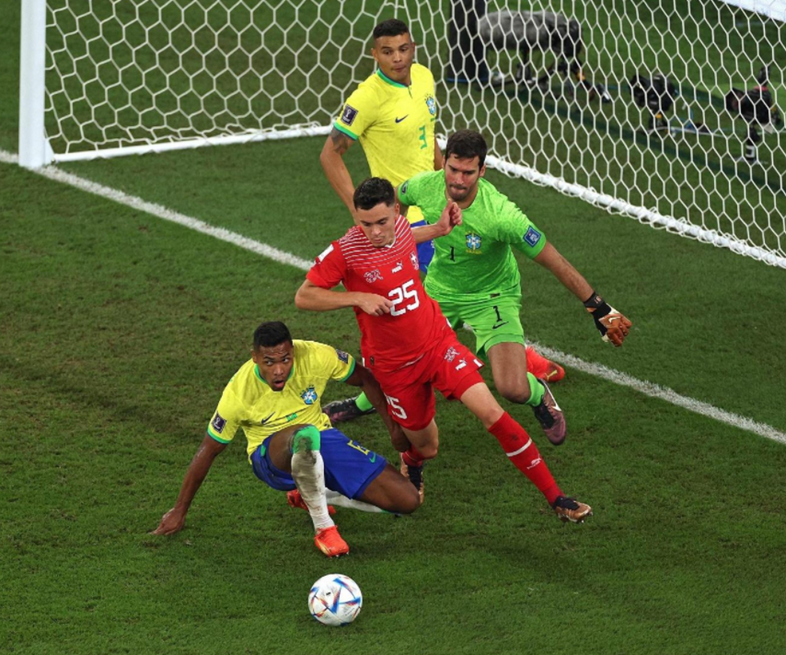 巴西球员在比赛中打入制胜球