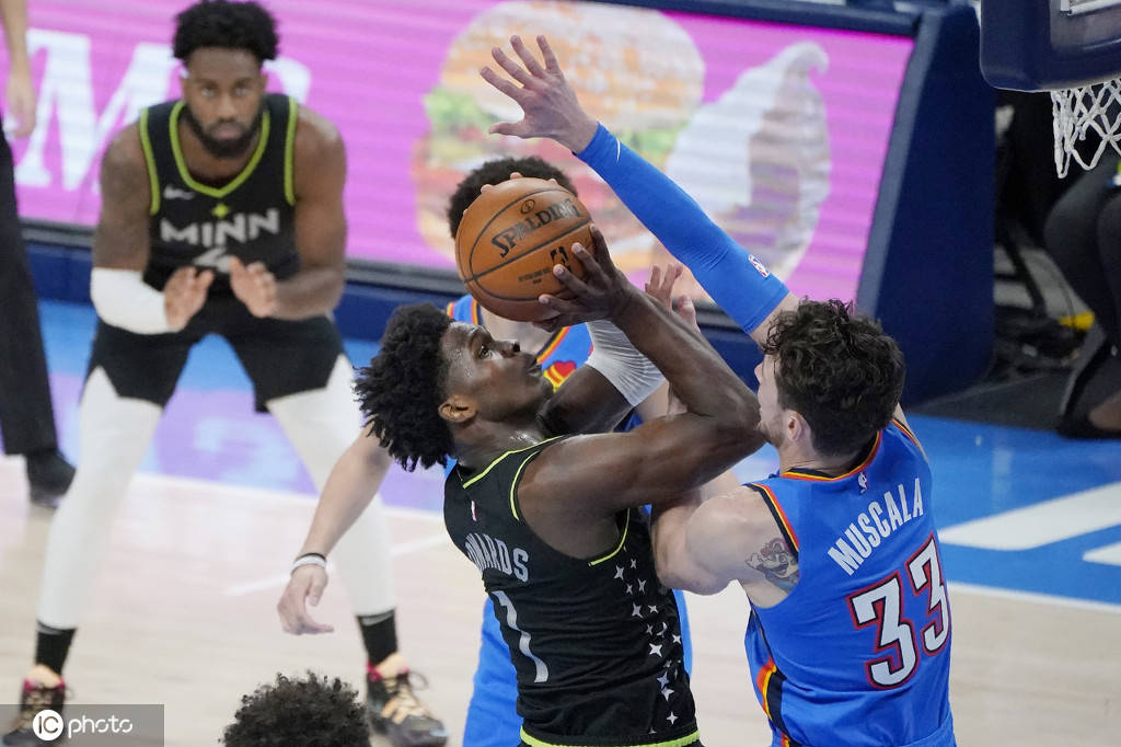 阿斯顿马丁险胜威廉姆斯，拉塞尔扛起全队